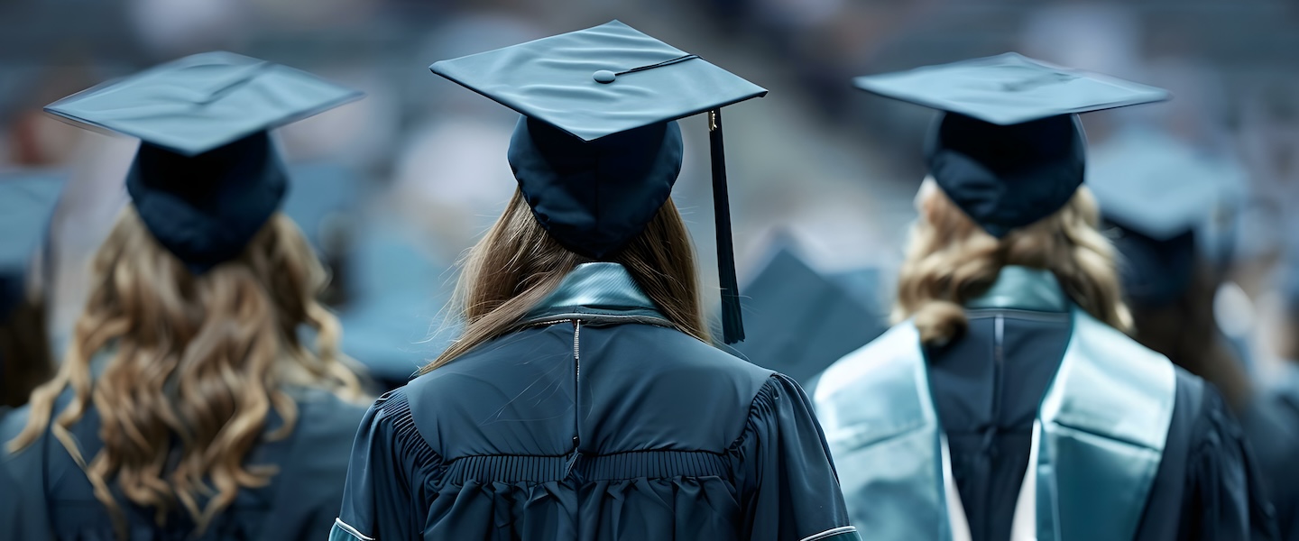 7 reasons to hire new graduates in your firm